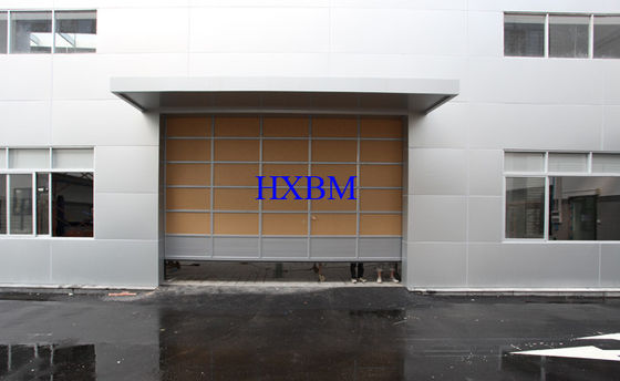 L'aluminium en bois de couleur lambrisse la largeur en aluminium des portes 400mm de garage de garniture d'EPDM