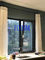 Multi - vitraux en aluminium de tissu pour rideaux de cadre de serrure de point adaptés aux besoins du client avec l'herméticité grise de couleur
